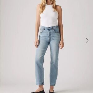 Levi’s Ribcage Straight Ankle Jeans in Medium-Light Wash Size 28